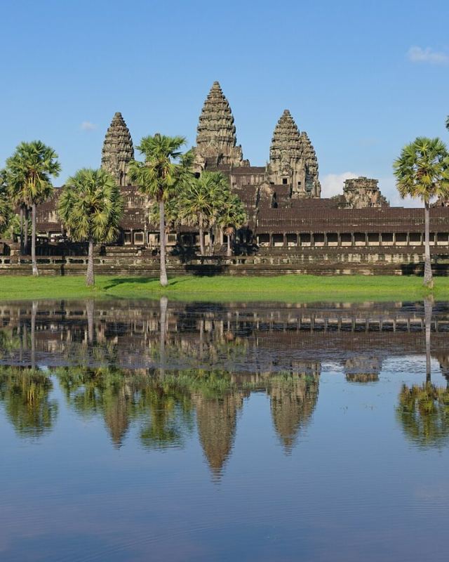 Angkor Wat with its reflection (cropped)