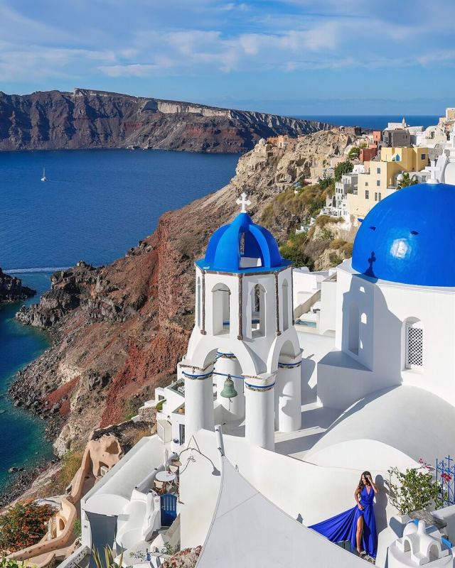 1000 Three domes of Oia in Santorini Photo by Giles Laurent