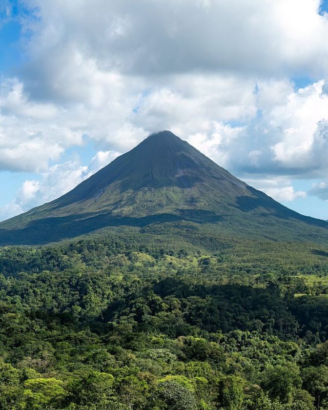 Arenal volcano (70785p) (cropped)
